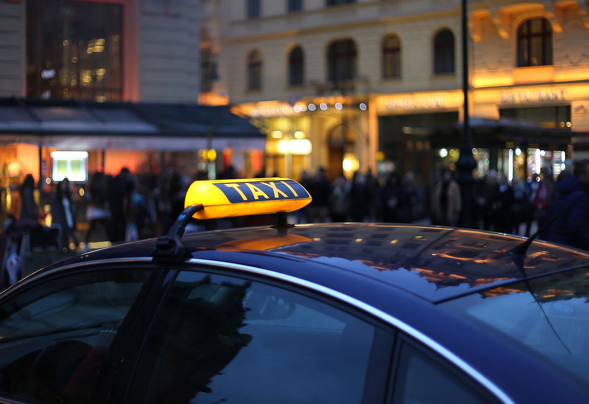 Ein wartendes Taxi am Abend